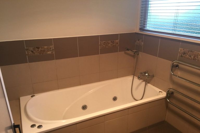 Photo of property in 14 Felstead Street, Birkenhead, Auckland, 0626