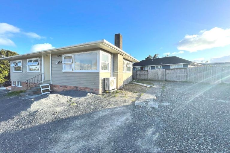Photo of property in 15 La Rosa Street, Green Bay, Auckland, 0604