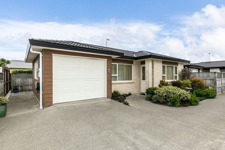 Photo of property in 9a Pinkerton Grove, Newlands, Wellington, 6037