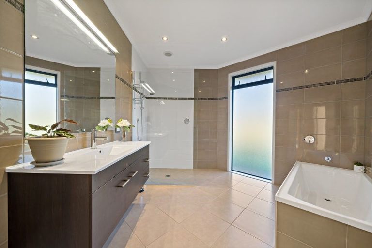 Photo of property in 69a Oraha Road, Kumeu, 0892