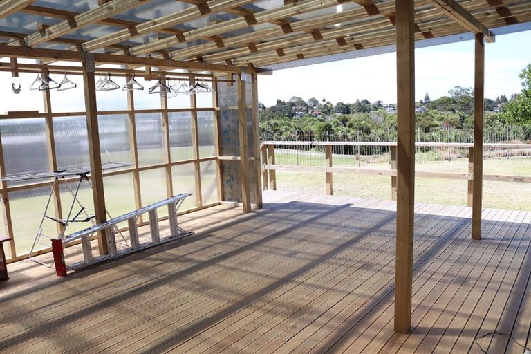 Photo of property in 10 Ingleby Place, Kelston, Auckland, 0602