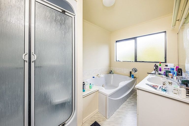 Photo of property in 28 Ronald Macken Place, Windsor Park, Auckland, 0632