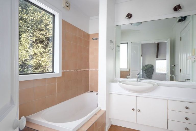 Photo of property in 16 Maxwell Place, Queenstown, 9300