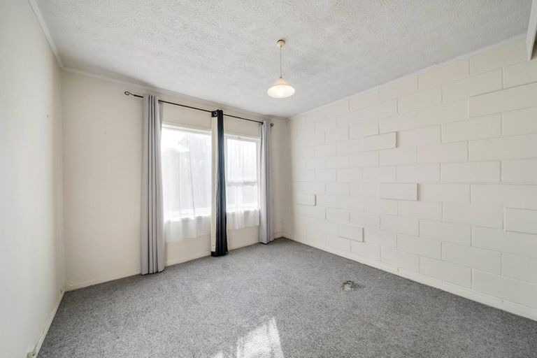 Photo of property in 1/17 Emirau Place, Glenfield, Auckland, 0629