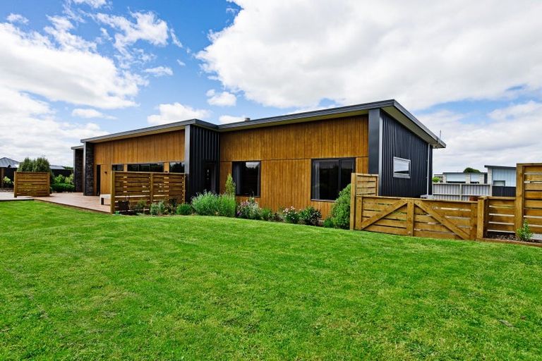 Photo of property in 22 Glenda Place, Seaward Bush, Invercargill, 9812