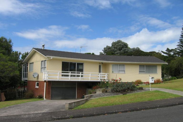 Photo of property in 2 Glenroy Place, Green Bay, Auckland, 0604