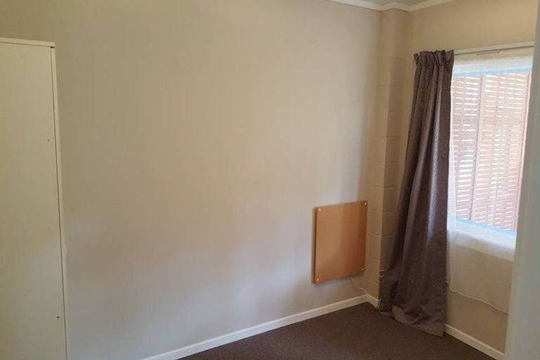 Photo of property in 1/212 Sunnynook Road, Totara Vale, Auckland, 0627