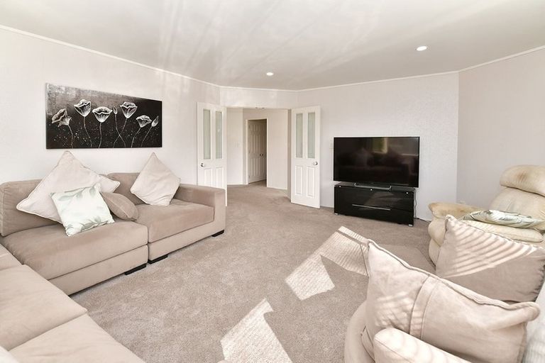 Photo of property in 113 Lakeside Drive, Orewa, 0931