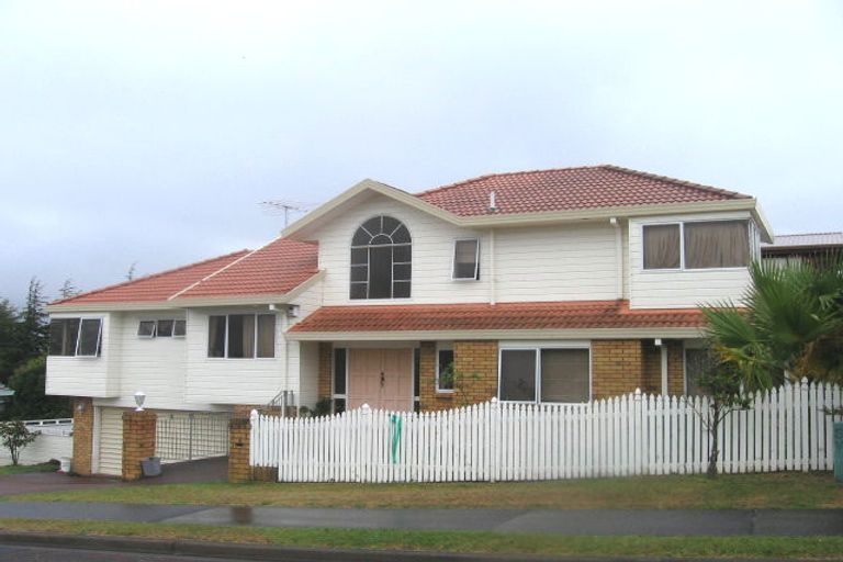 Photo of property in 1 Mcfetridge Place, Hillcrest, Auckland, 0627