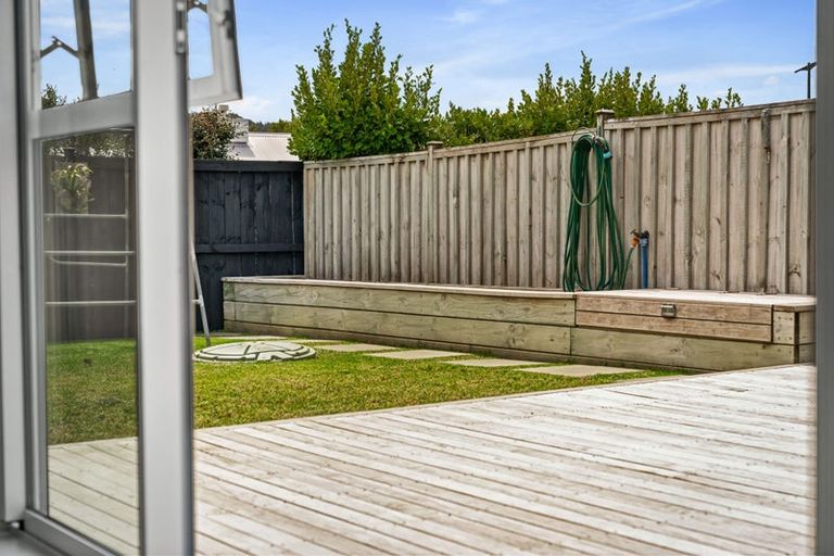 Photo of property in 1 Aporo Drive, Kumeu, 0810