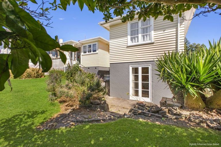 Photo of property in 24 Endeavour Street, Marfell, New Plymouth, 4310