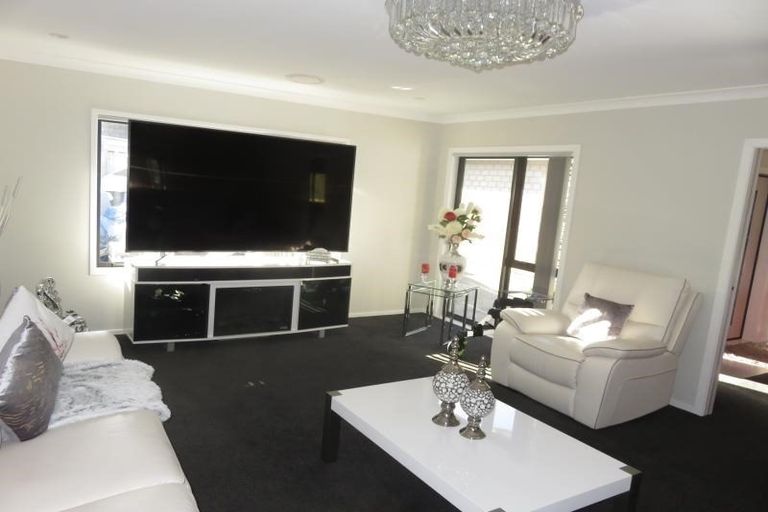 Photo of property in 32 Mervyn Kemp Drive, Tawa, Wellington, 5028