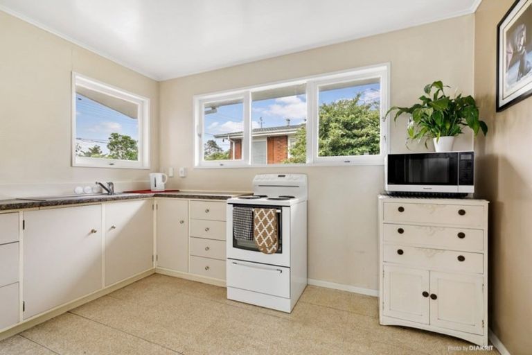 Photo of property in 9 Turville Crescent, Newlands, Wellington, 6037