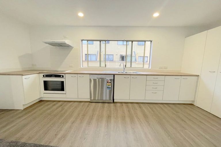 Photo of property in Lakeview Terrace, 2/14 Ambrico Place, New Lynn, Auckland, 0600