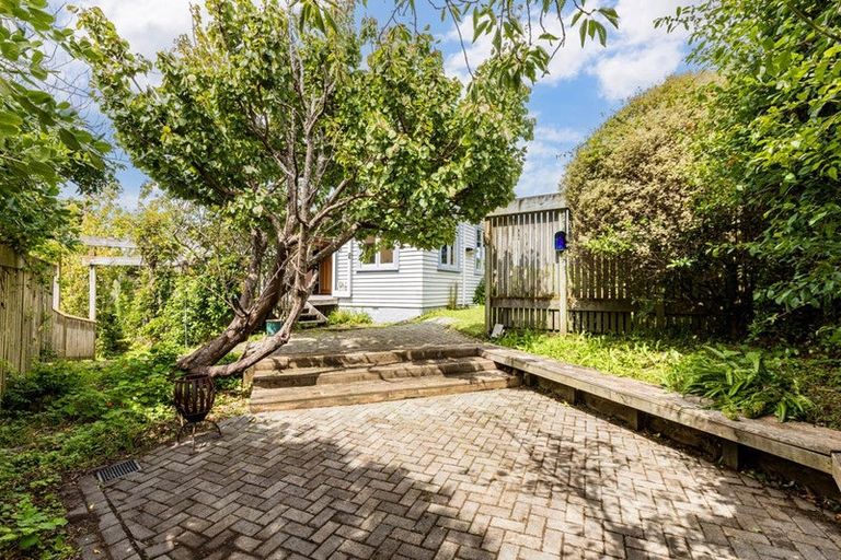 Photo of property in 2a Severn Street, Island Bay, Wellington, 6023