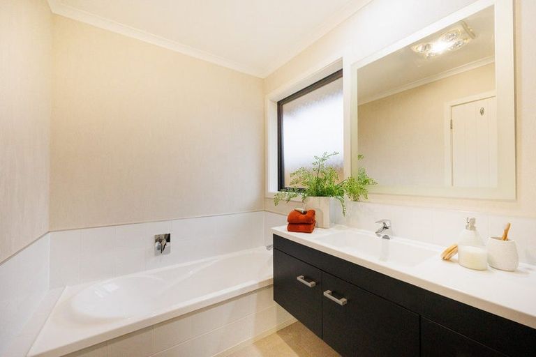 Photo of property in 3 Medallion Court, Kelvin Grove, Palmerston North, 4414