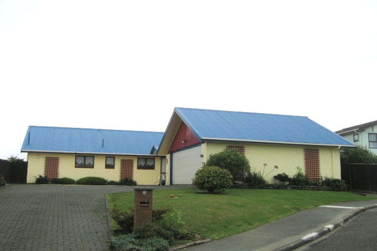 Photo of property in 9 Bayswater Place, Newlands, Wellington, 6037