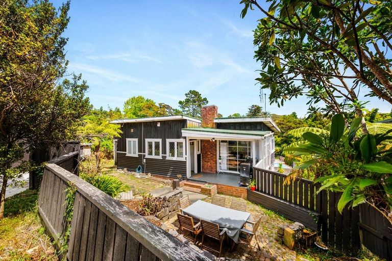 Photo of property in 14 Fairmount Road, Titirangi, Auckland, 0604