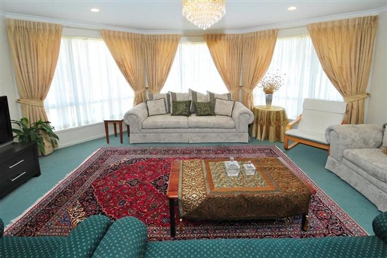 Photo of property in 64 Roberta Crescent, Orewa, 0931