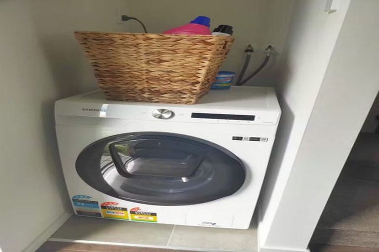 Photo of property in 35 Morihana Close, Glen Eden, 0602