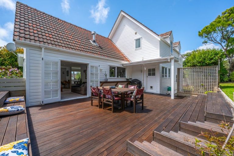 Photo of property in 2 Newnham Court, Tawa, Wellington, 5028