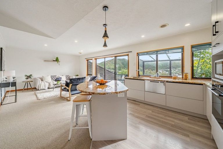 Photo of property in 16a Parklands Drive, Karori, Wellington, 6012