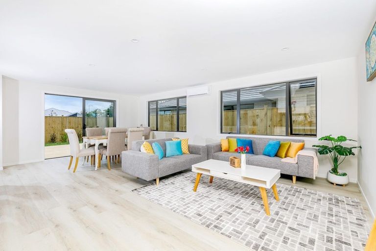 Photo of property in 21 Vinistra Road, Kumeu, 0810