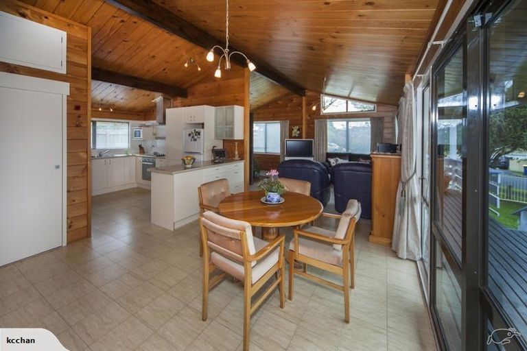 Photo of property in 10 Kitewao Street, Northcote, Auckland, 0627