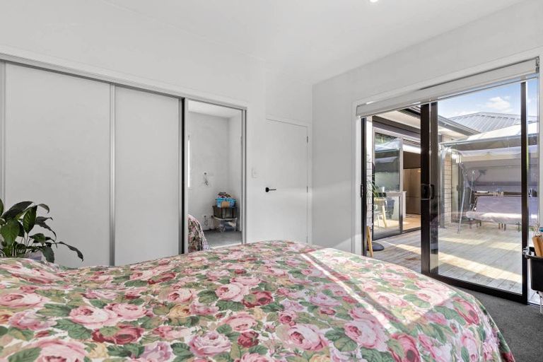 Photo of property in 12 Hava Place, Green Bay, Auckland, 0604