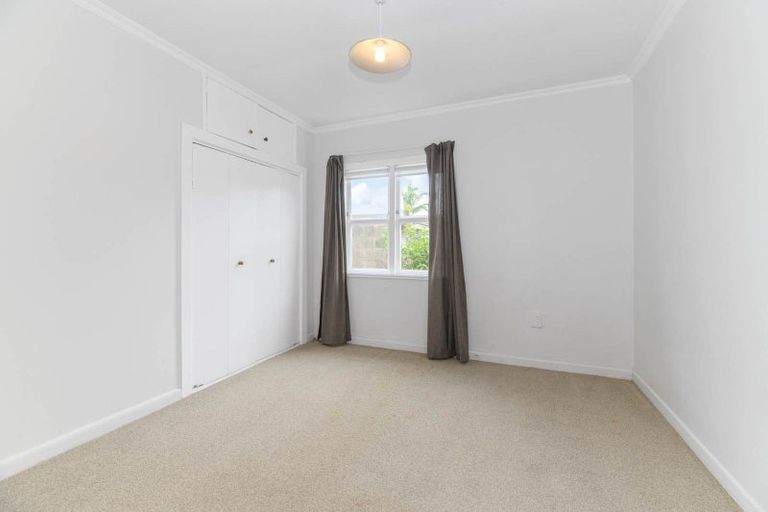 Photo of property in 70 Hobsonville Road, West Harbour, Auckland, 0618