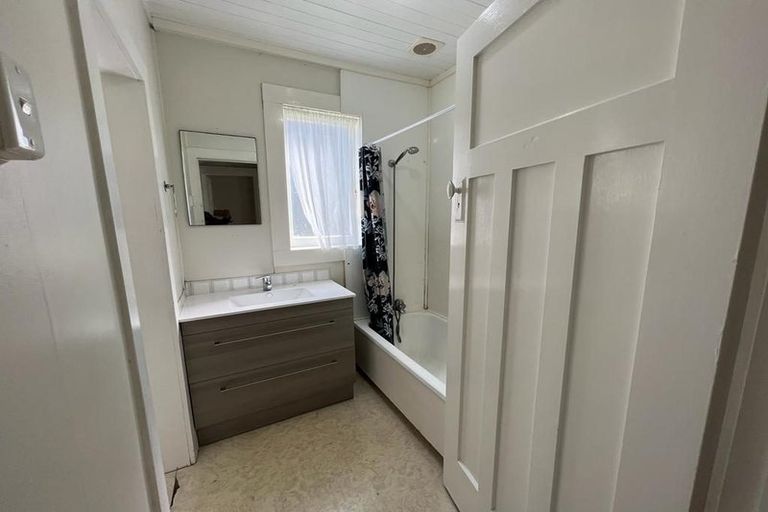 Photo of property in 19 Tirimoana Road, Te Atatu South, Auckland, 0602