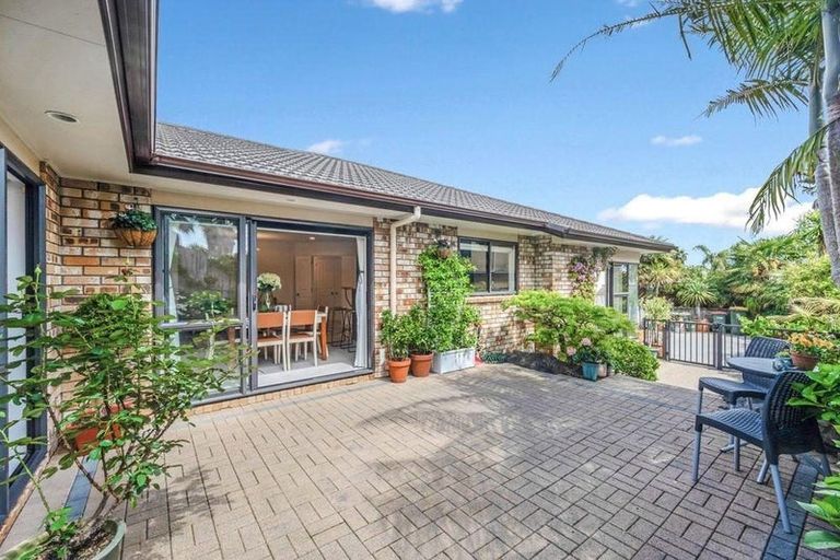Photo of property in 9 Canonbie Place, East Tamaki Heights, Auckland, 2016
