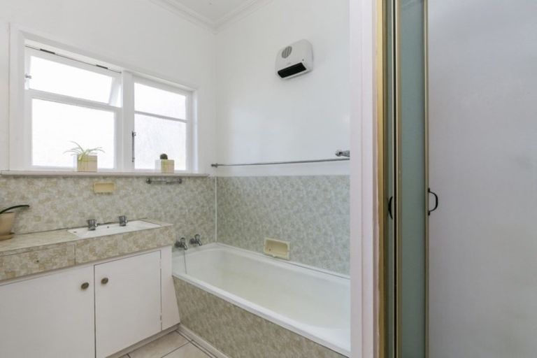 Photo of property in 57 Mills Road, Brooklyn, Wellington, 6021