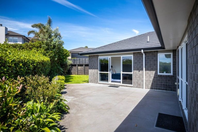 Photo of property in 3 Oakmont Crescent, Waiwhakaiho, New Plymouth, 4312