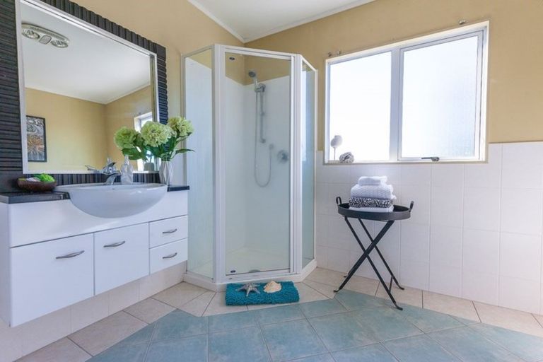 Photo of property in 80 Crawford Avenue, Mangere Bridge, Auckland, 2022