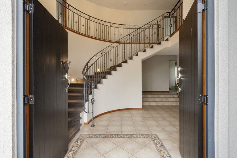 Photo of property in 33 Ruapehu Drive, Fitzherbert, Palmerston North, 4410