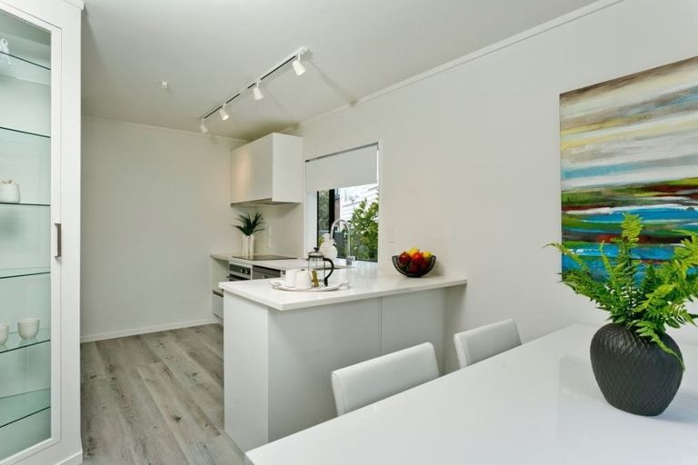 Photo of property in 2/17 Mirovale Place, Totara Vale, Auckland, 0629