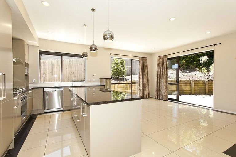 Photo of property in 13 Keating Rise, Northcross, Auckland, 0632