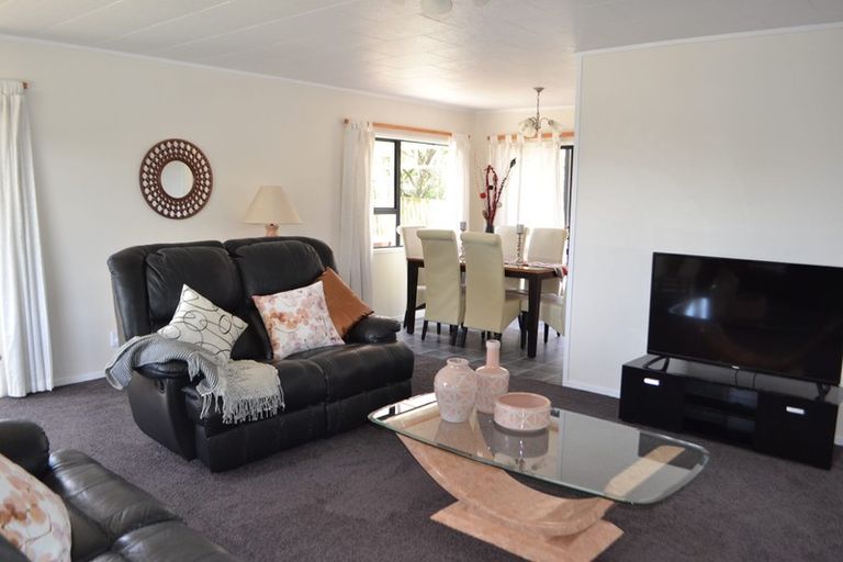 Photo of property in 52 Meadowood Drive, Unsworth Heights, Auckland, 0632