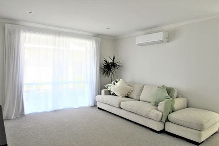 Photo of property in 10 Cromwell Point, Newlands, Wellington, 6037