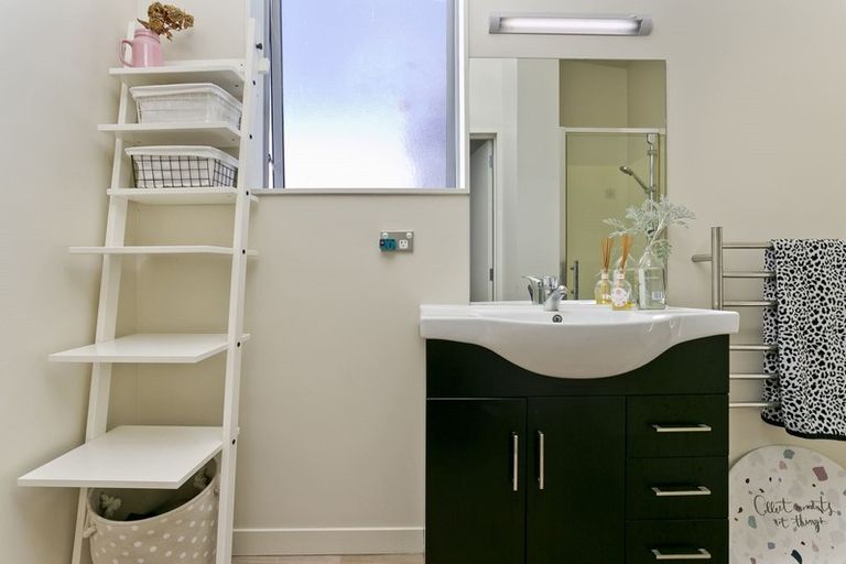 Photo of property in 10a Saffron Street, Birkdale, Auckland, 0626