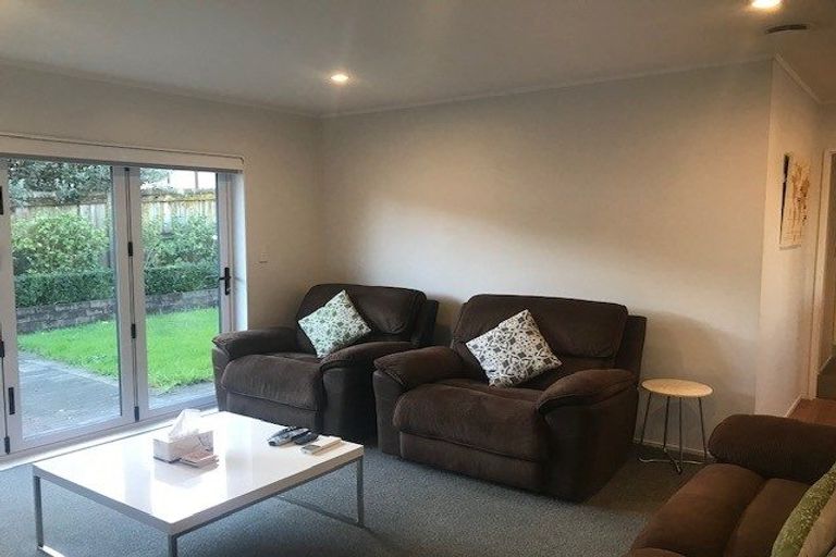 Photo of property in 2/11 Parramatta Place, Botany Downs, Auckland, 2010