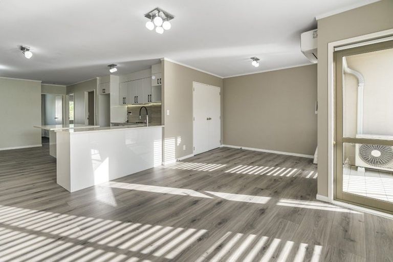Photo of property in The Haven, 4/120 Beach Haven Road, Beach Haven, Auckland, 0626