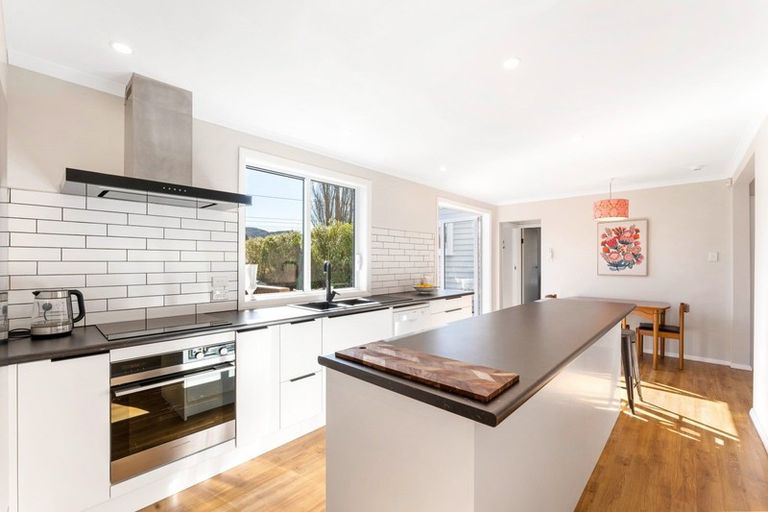 Photo of property in 32 Heretaunga Square, Silverstream, Upper Hutt, 5019