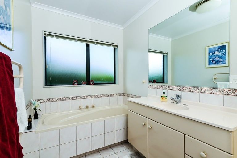 Photo of property in 33 Admiral Crescent, Flagstaff, Hamilton, 3210