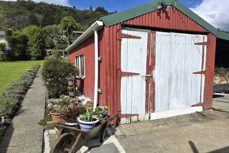 Photo of property in 108 Waikawa Road, Picton, 7220