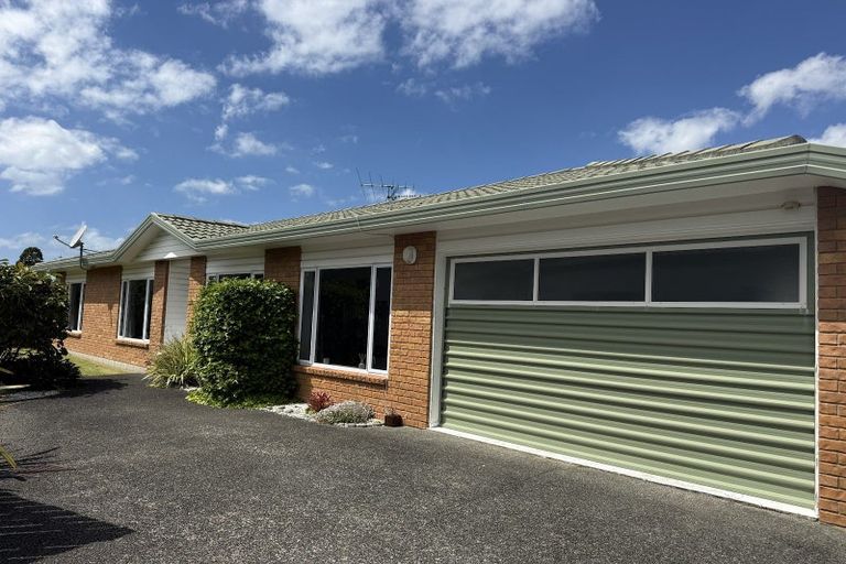 Photo of property in 2/10 Ross Crescent, Orewa, 0931