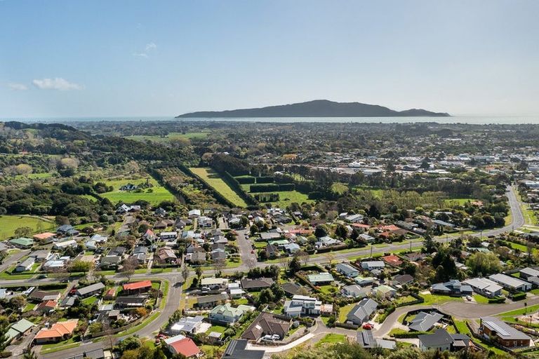 Photo of property in 11a Poneke Drive, Waikanae, 5036