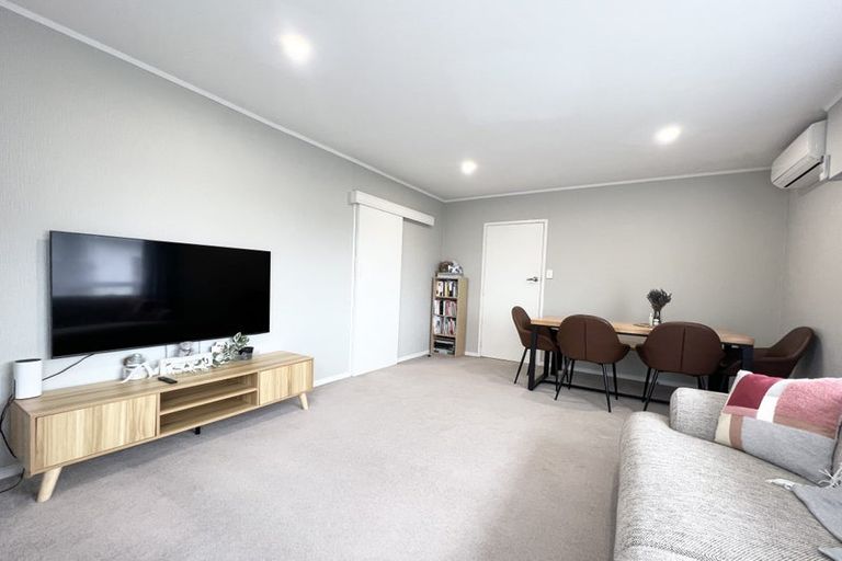 Photo of property in 1/214 Sunnynook Road, Totara Vale, Auckland, 0627