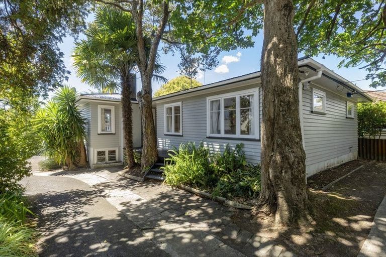 Photo of property in 25 Taipari Road, Te Atatu Peninsula, Auckland, 0610